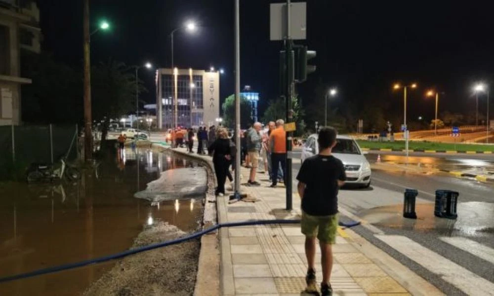 Λάρισα: Έξι αστυνομικοί τραυματίες και 24 προσαγωγές σε επεισόδια έξω από το κτήριο της Περιφέρειας Θεσσαλίας (βίντεο)
